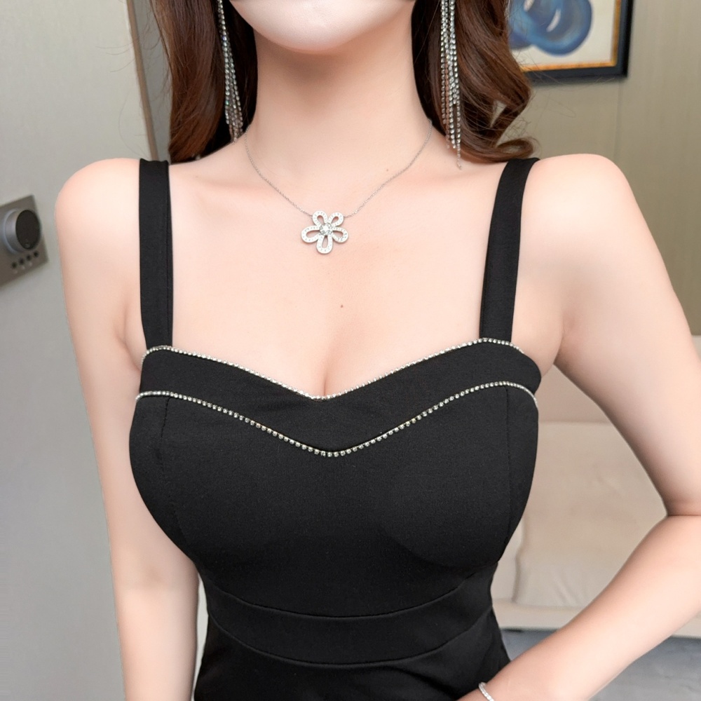 Low-cut tight T-back sling inside the ride dress