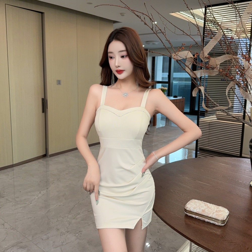 Low-cut tight T-back sling inside the ride dress