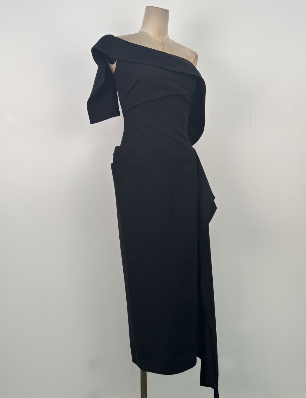 Irregular black long dress sloping shoulder dress