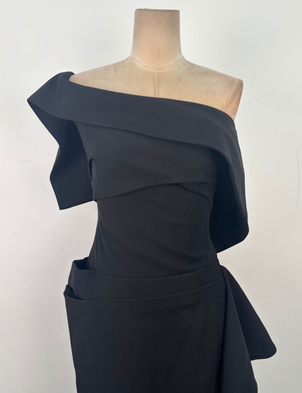 Irregular black long dress sloping shoulder dress