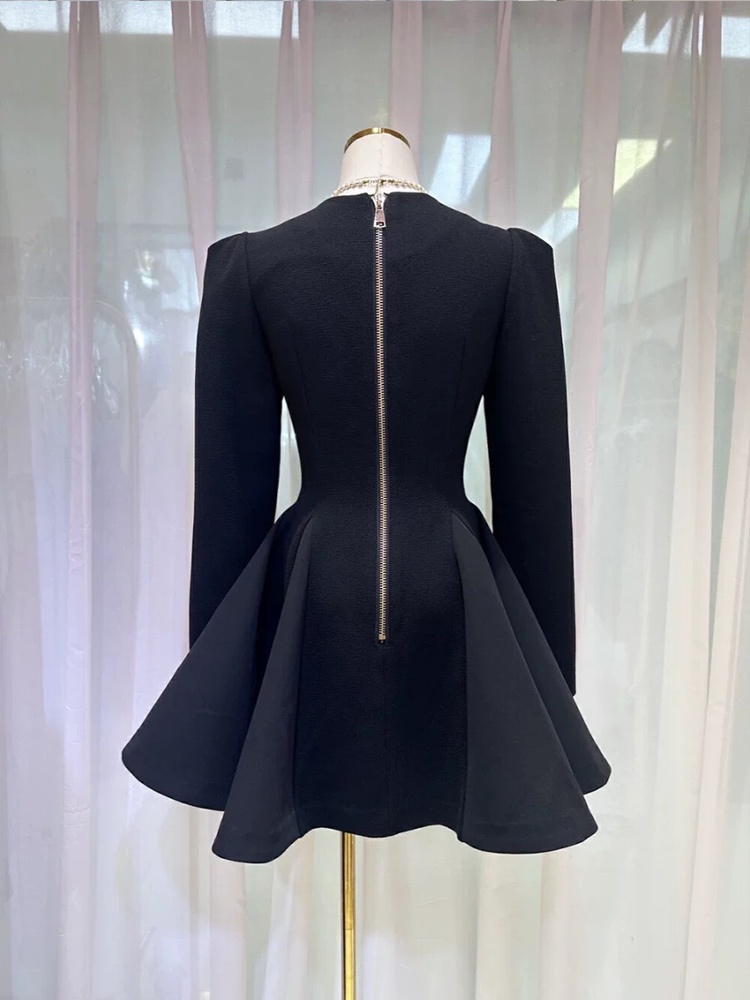 Pleated black dress long sleeve pinched waist T-back
