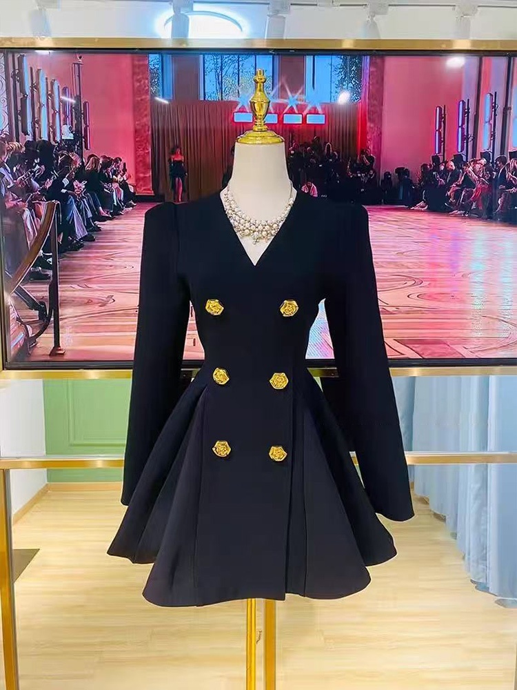 Pleated black dress long sleeve pinched waist T-back
