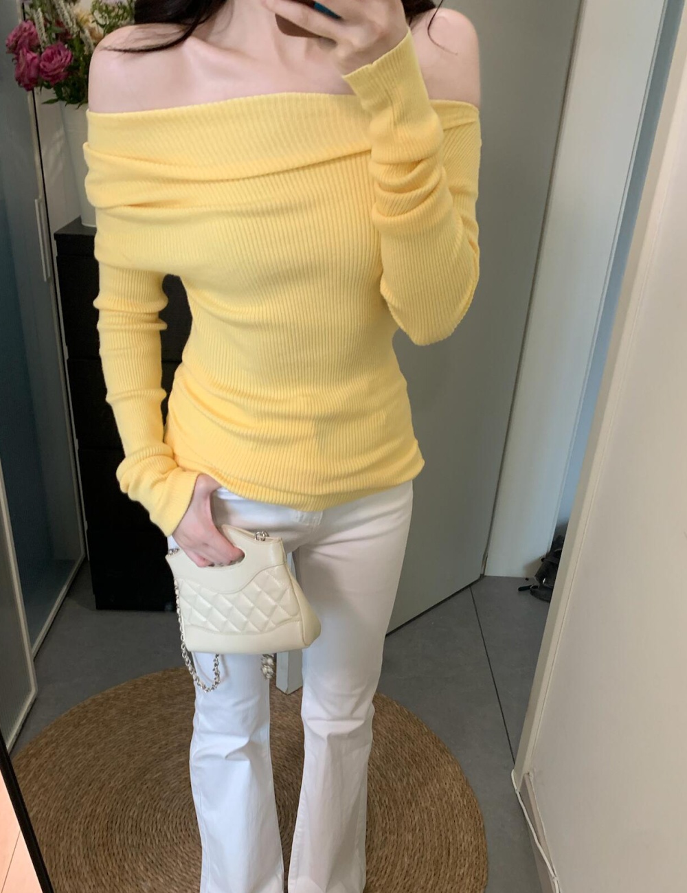 Autumn and winter flat shoulder enticement tops
