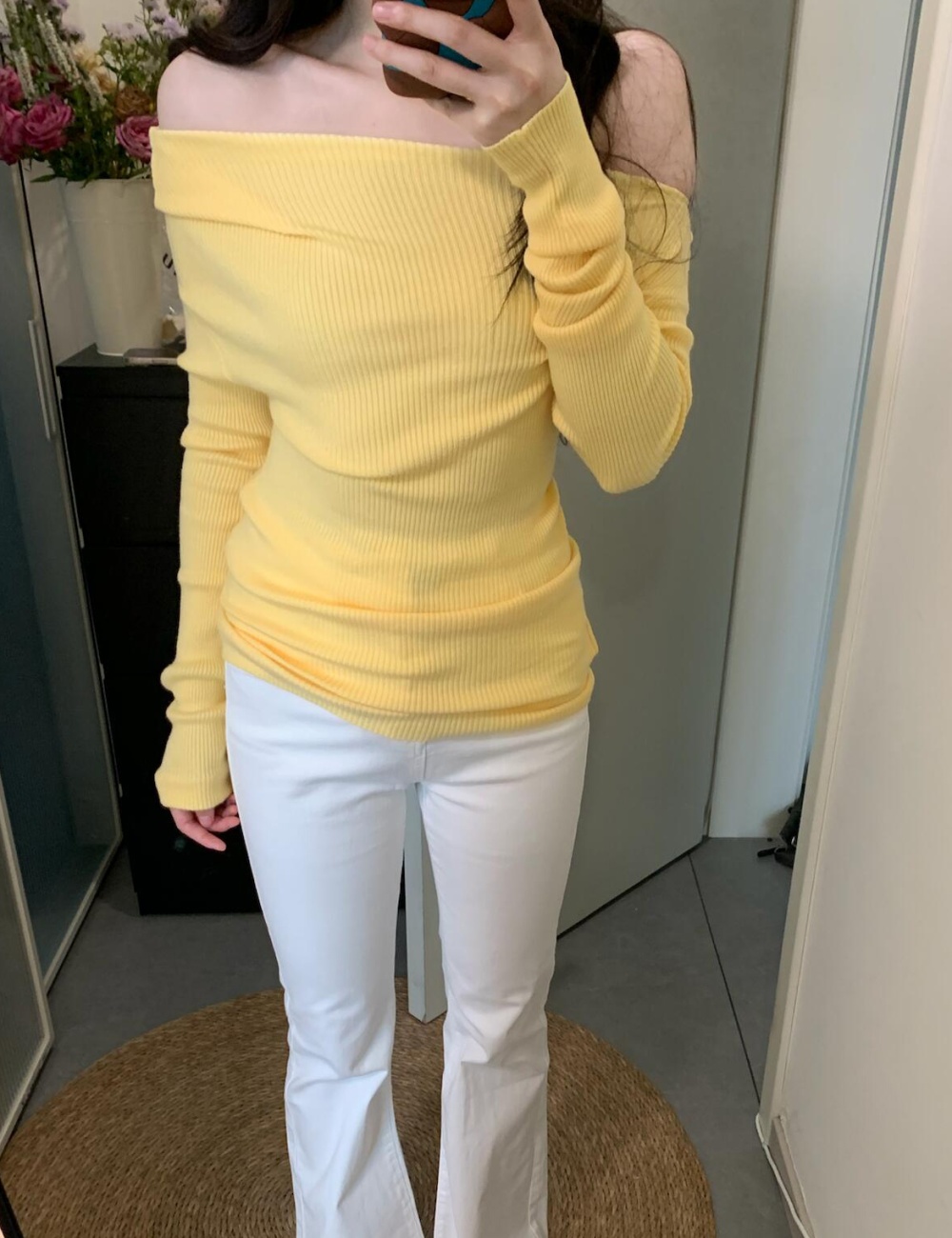 Autumn and winter flat shoulder enticement tops
