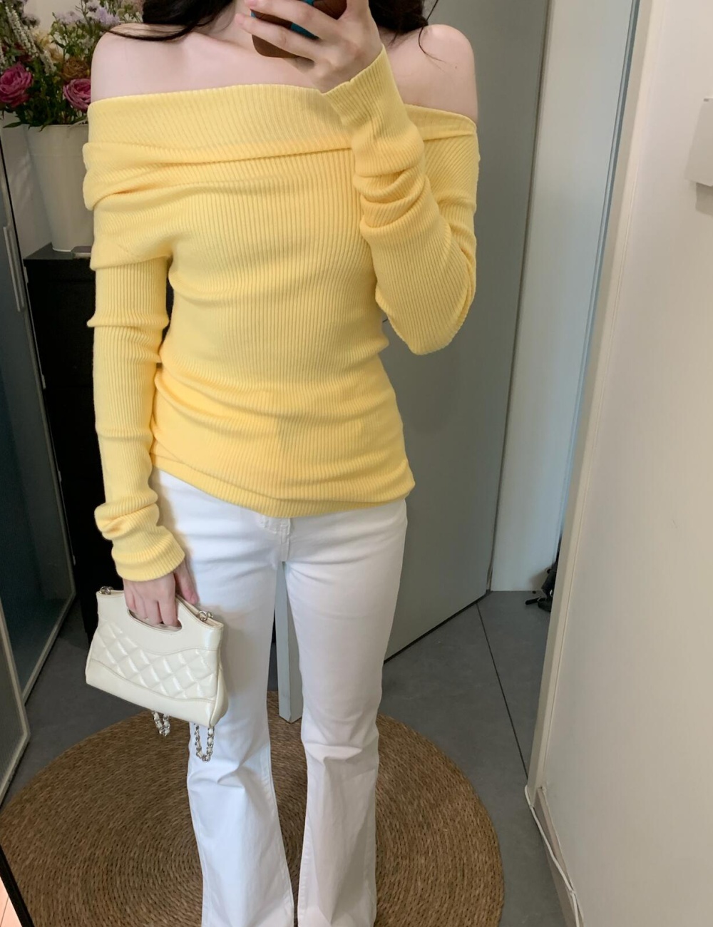 Autumn and winter flat shoulder enticement tops