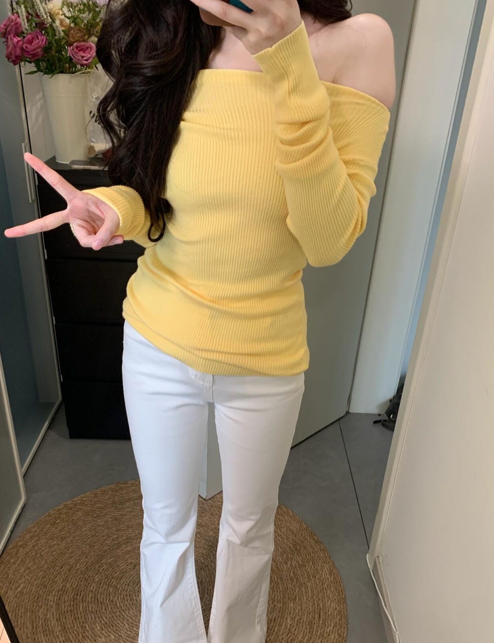 Autumn and winter flat shoulder enticement tops