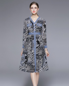 Slim retro temperament V-neck autumn dress