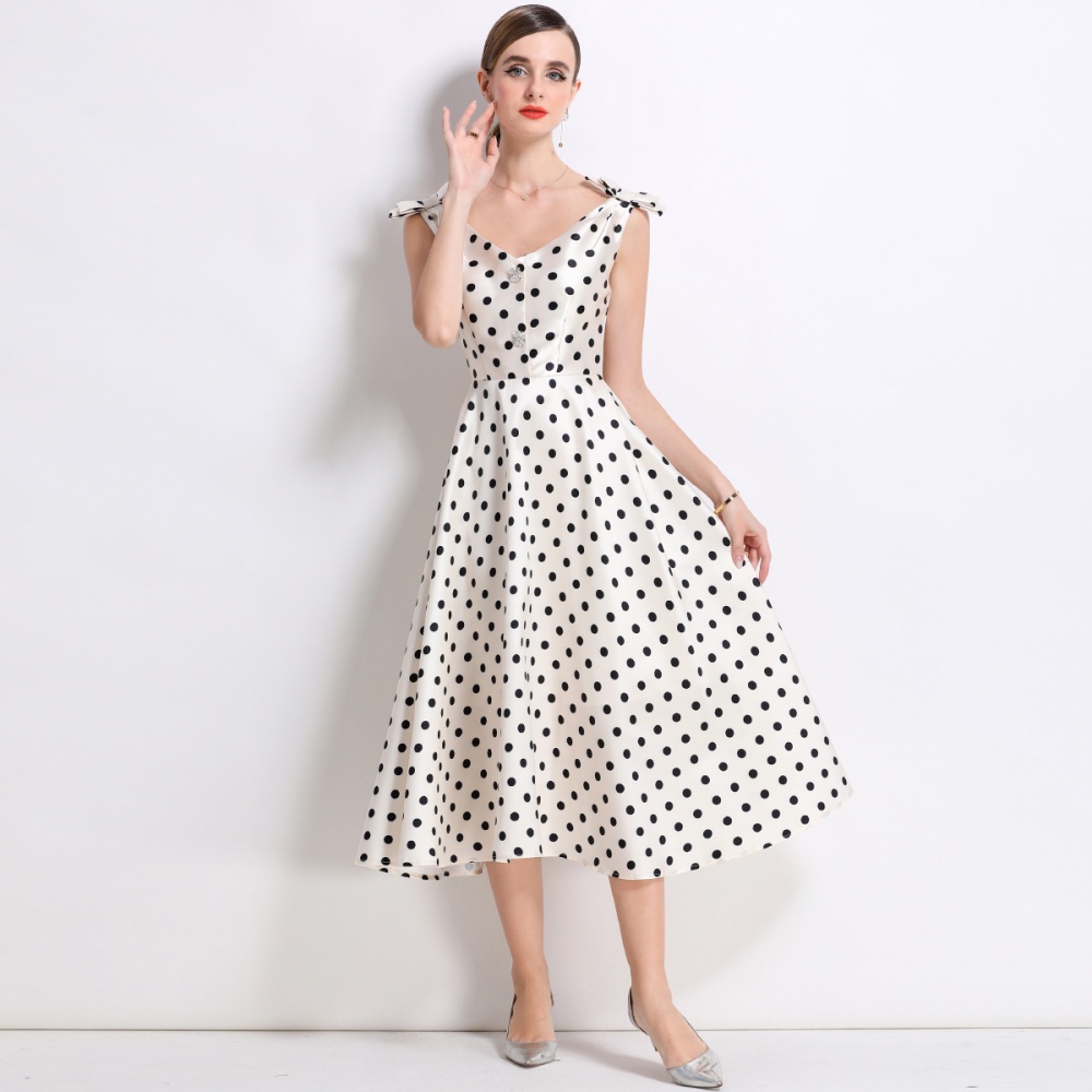 Rhinestone chest pad V-neck stereoscopic big hem dress