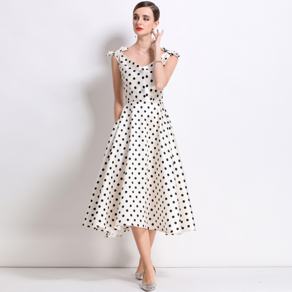 Rhinestone chest pad V-neck stereoscopic big hem dress