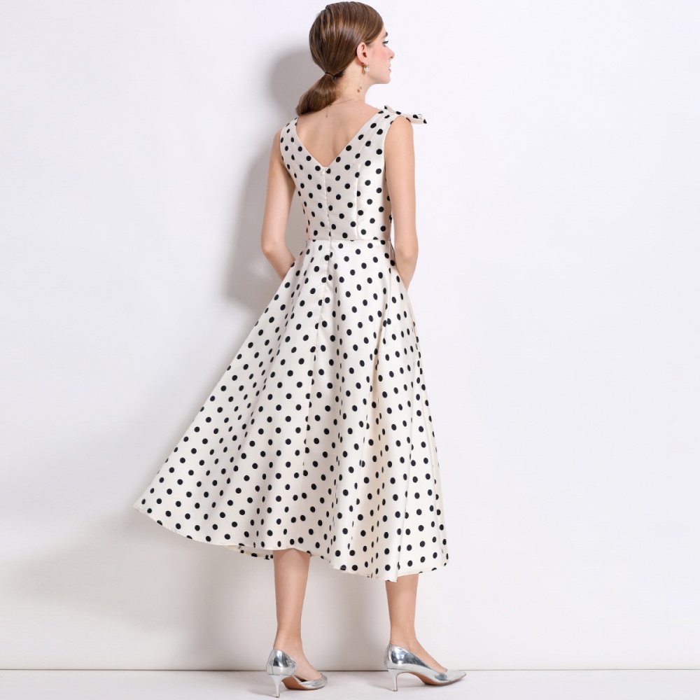 Rhinestone chest pad V-neck stereoscopic big hem dress