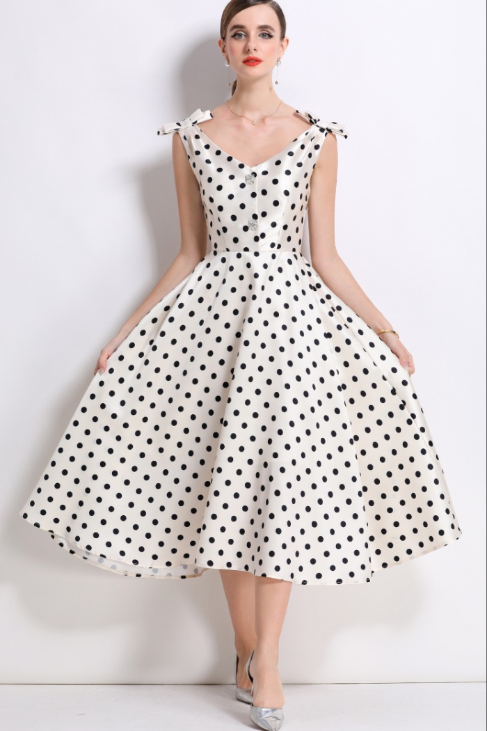 Rhinestone chest pad V-neck stereoscopic big hem dress