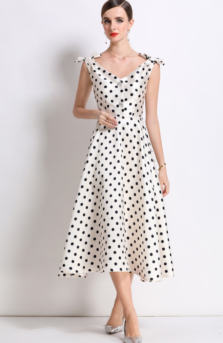 Rhinestone chest pad V-neck stereoscopic big hem dress