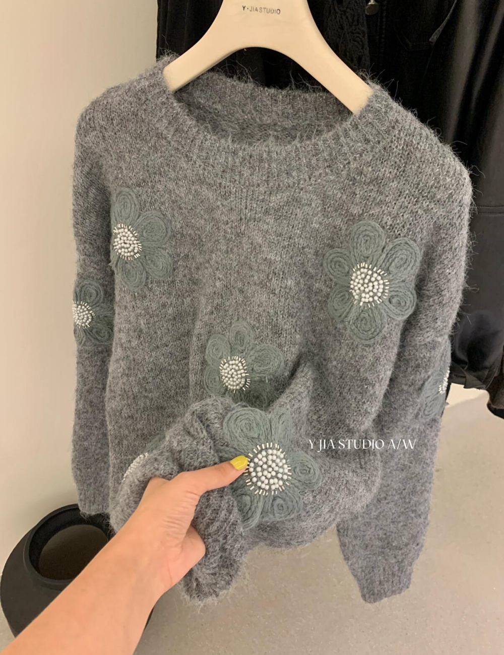 Tender temperament beading sweater