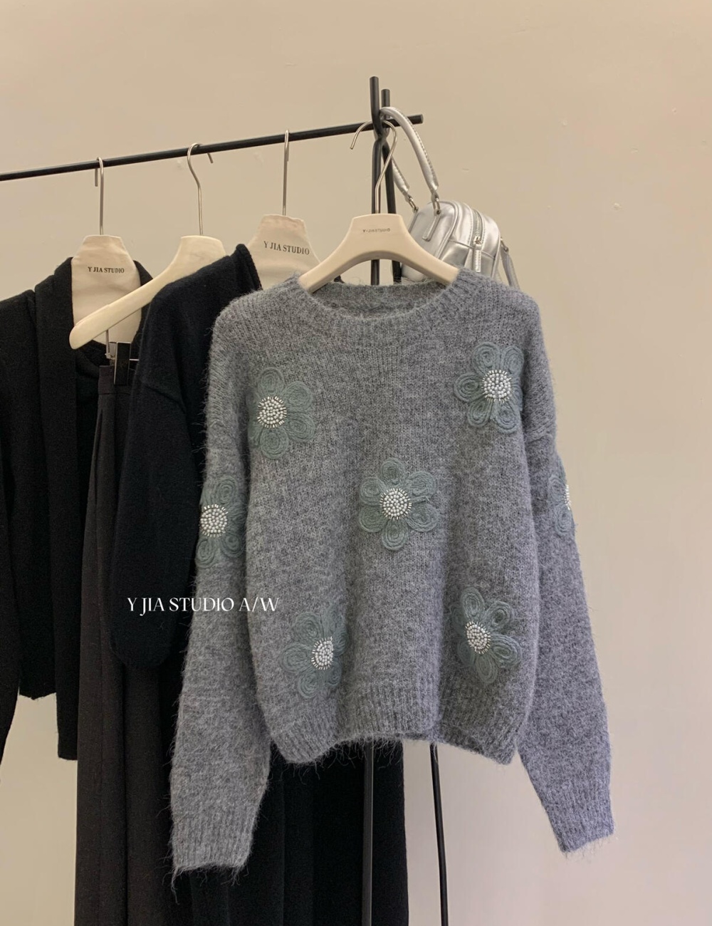 Tender temperament beading sweater