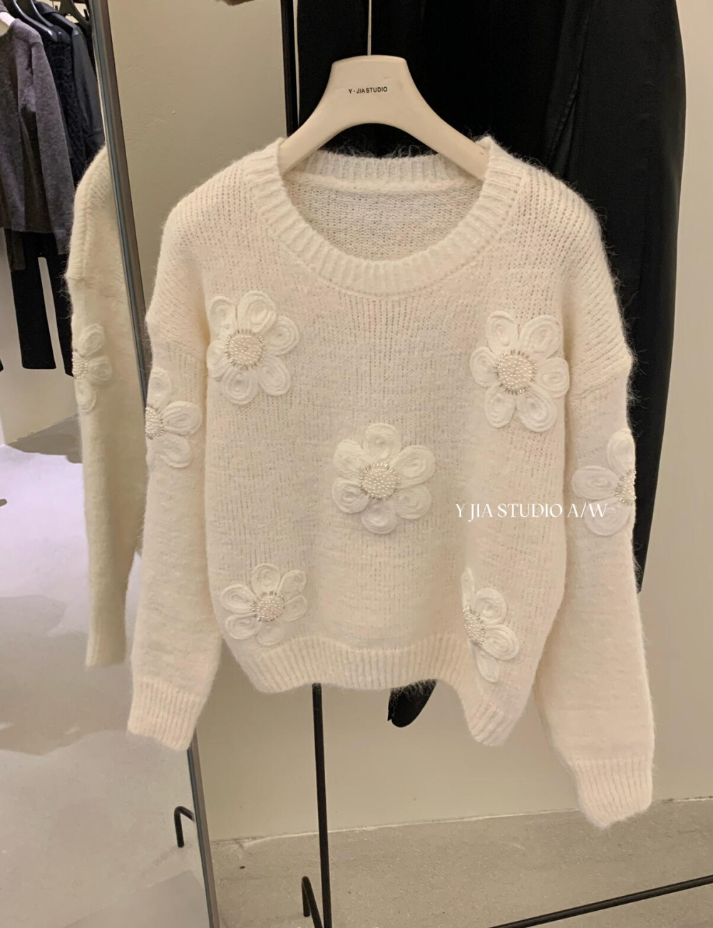 Tender temperament beading sweater