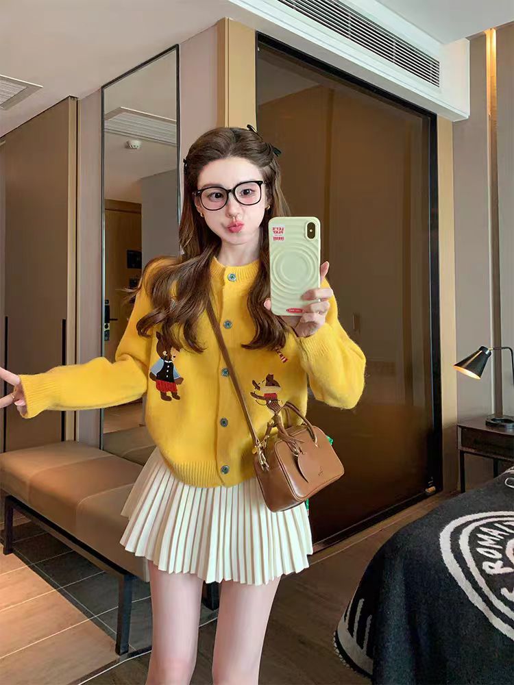 Wears outside loose lazy cardigan cartoon yellow autumn sweater
