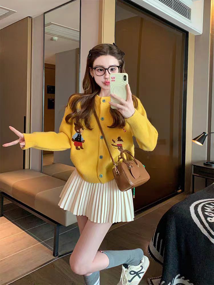 Wears outside loose lazy cardigan cartoon yellow autumn sweater