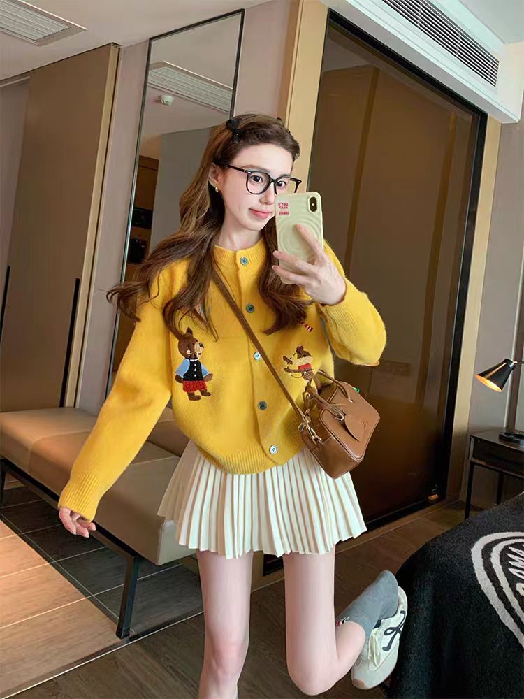 Wears outside loose lazy cardigan cartoon yellow autumn sweater
