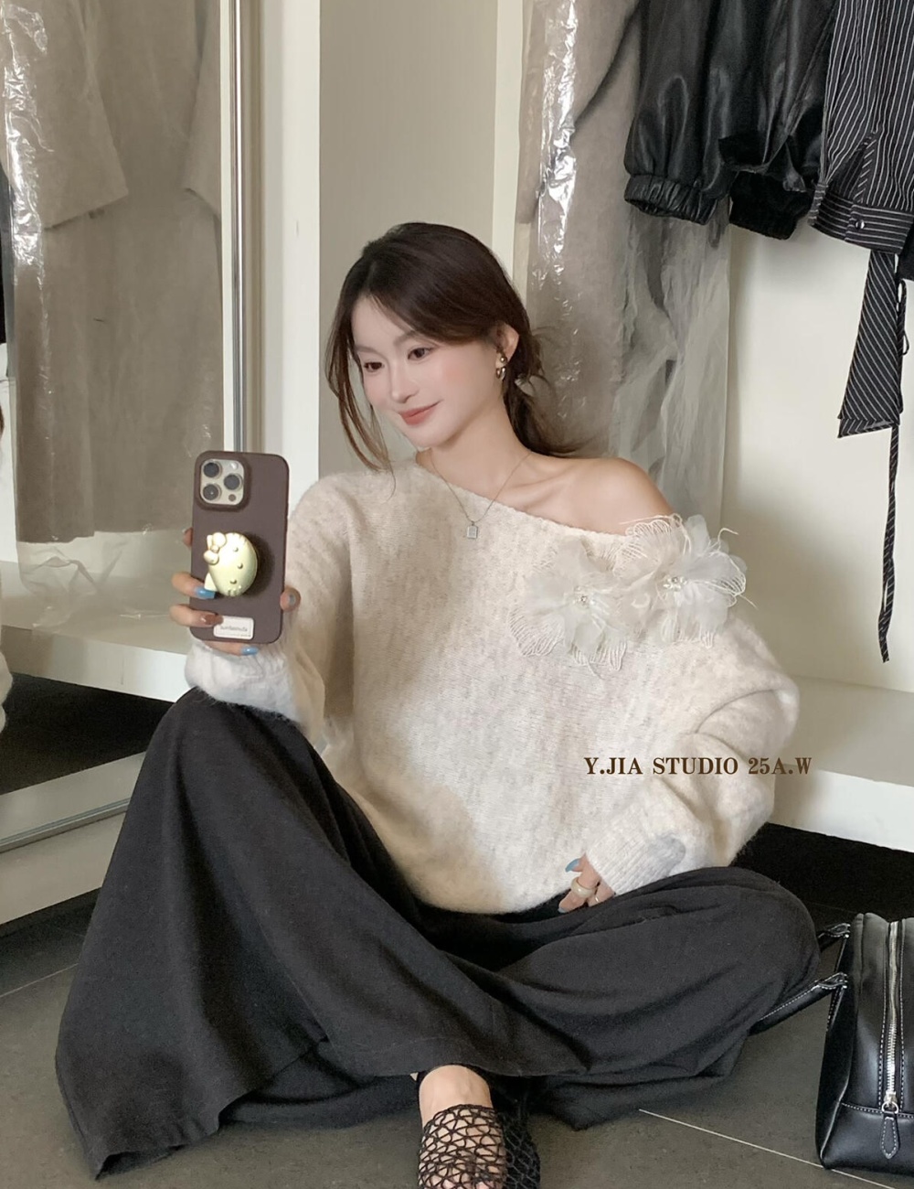 Lazy flowers brooch pullover temperament sweater