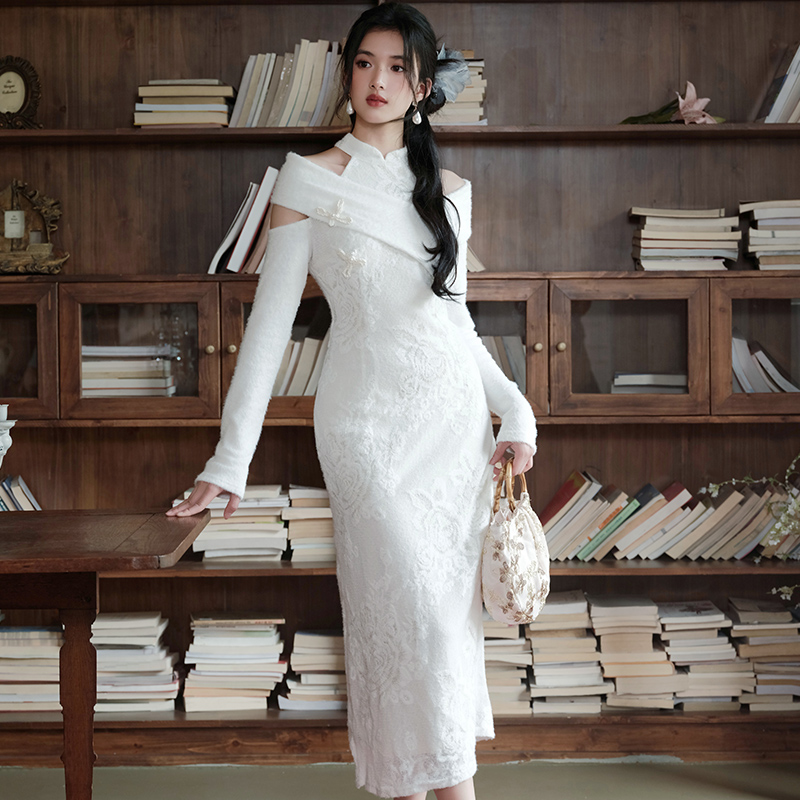White autumn and winter jade knitted peony cheongsam