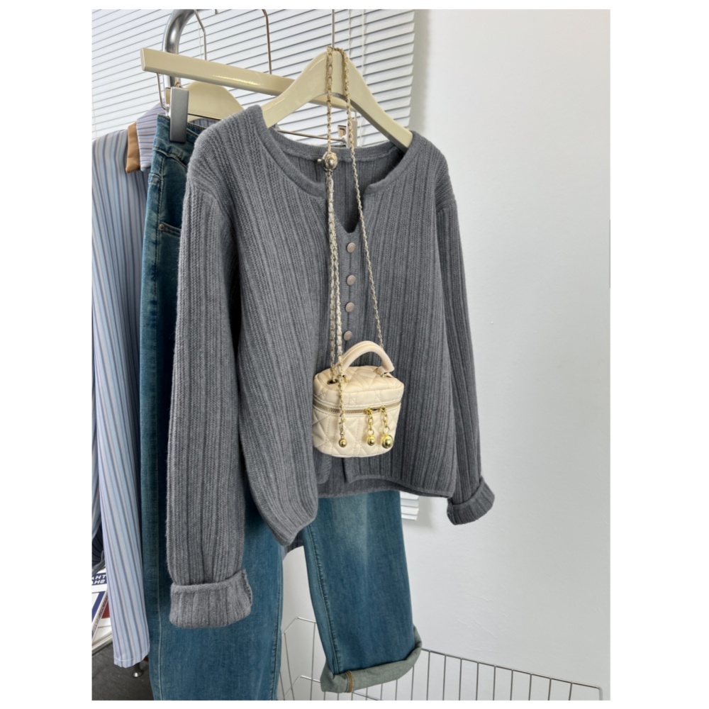 V-neck bottoming sweater wears outside tops for women