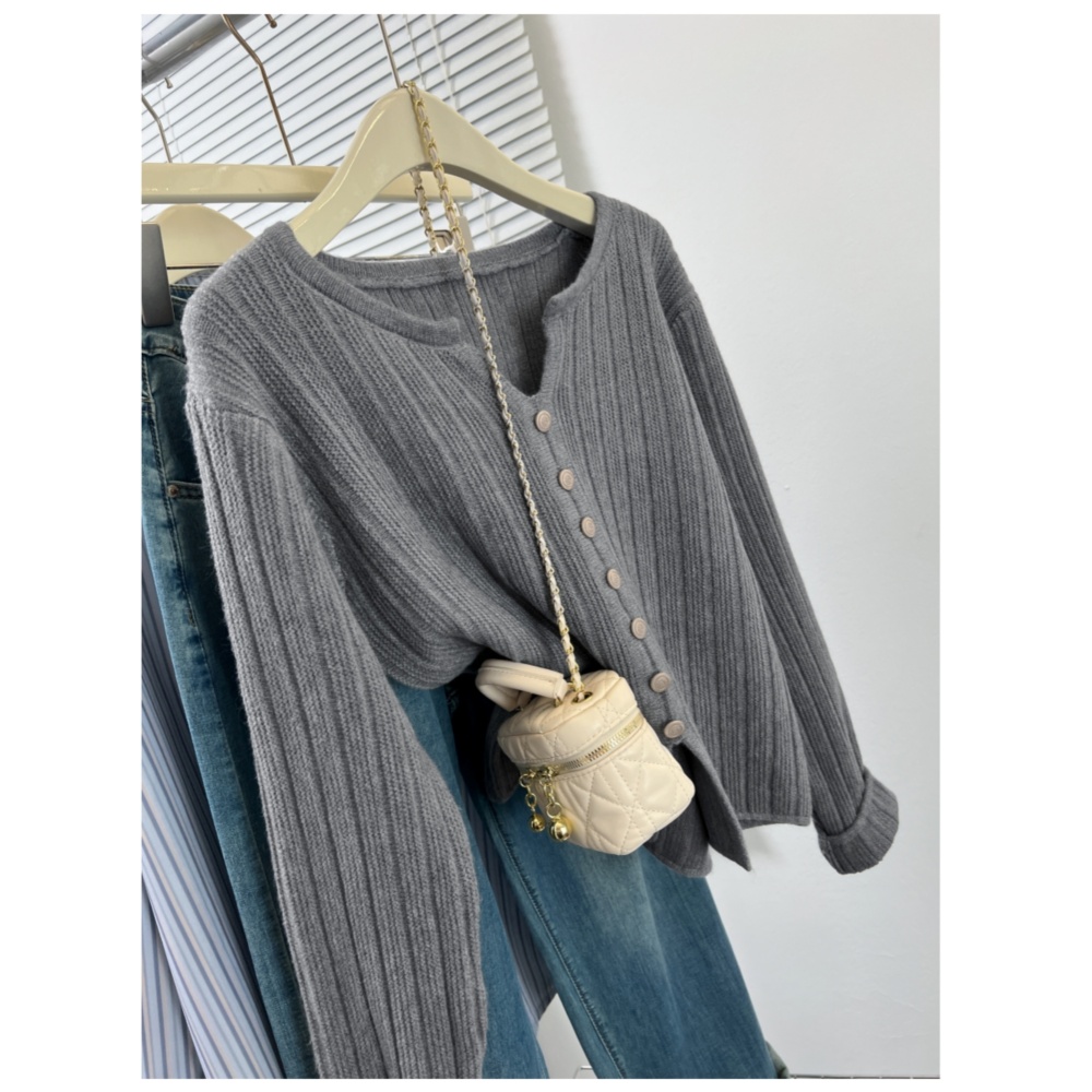 V-neck bottoming sweater wears outside tops for women