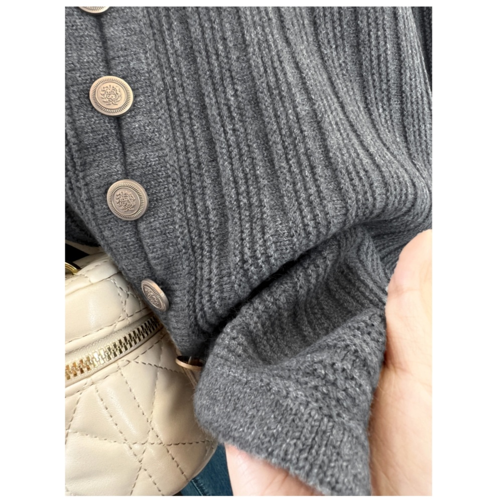 V-neck bottoming sweater wears outside tops for women