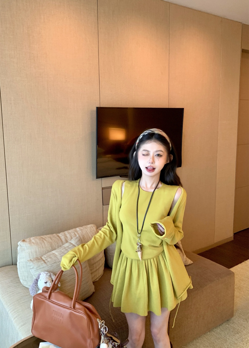Show young knitted short skirt pleated vest 3pcs set