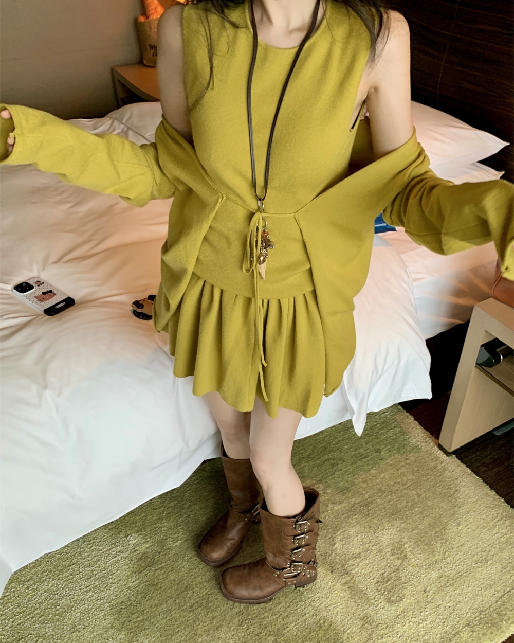 Show young knitted short skirt pleated vest 3pcs set