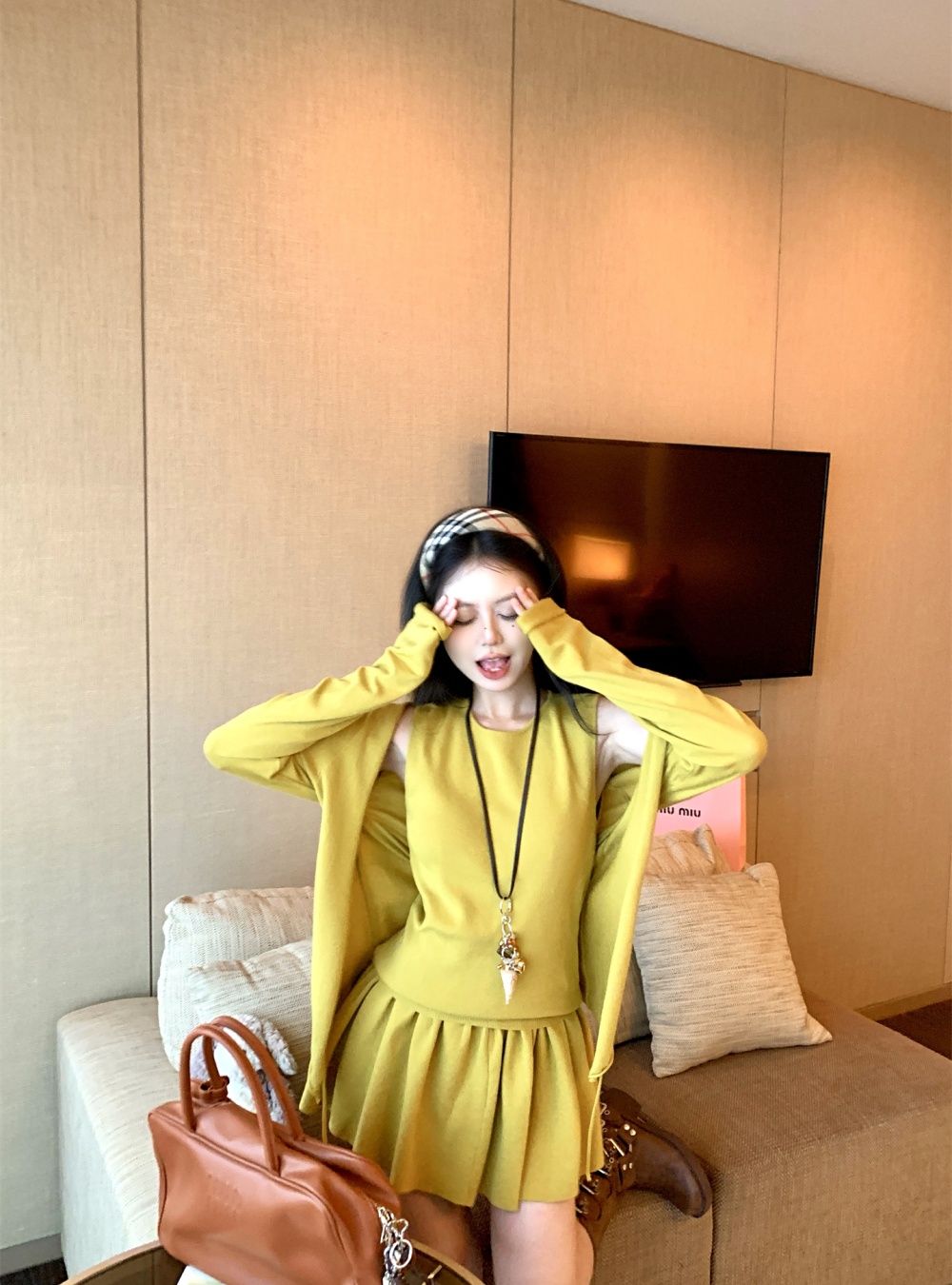 Show young knitted short skirt pleated vest 3pcs set
