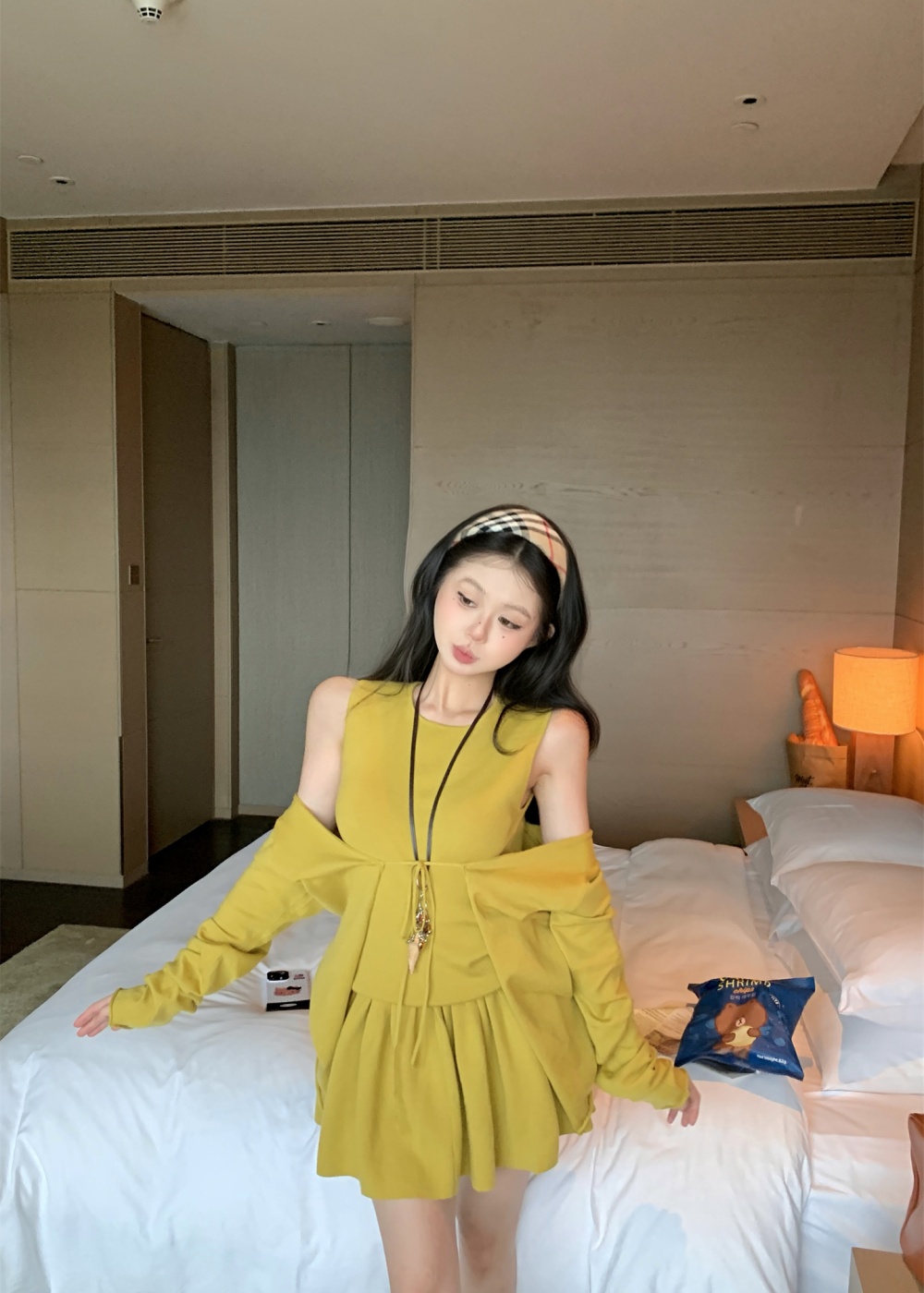 Show young knitted short skirt pleated vest 3pcs set