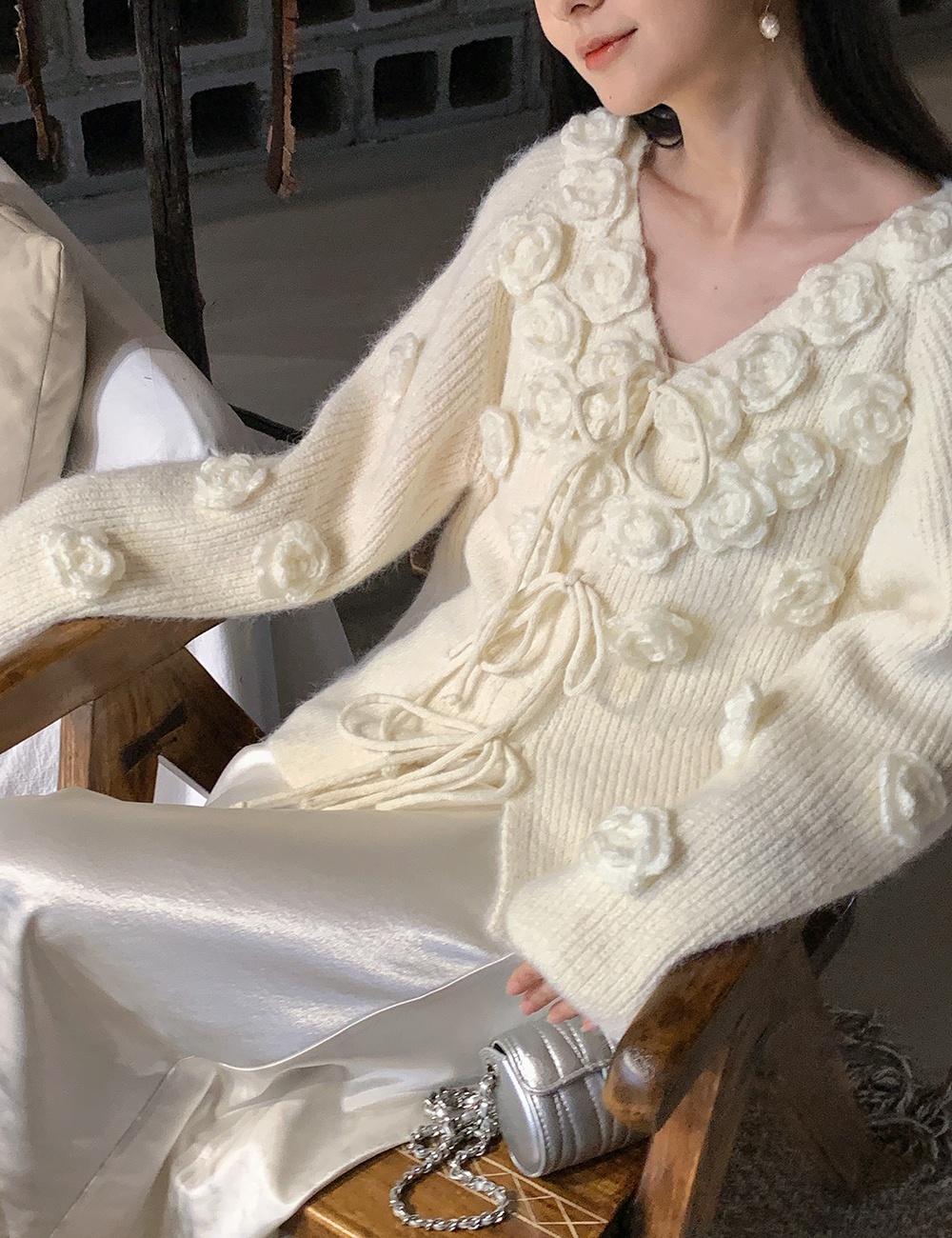 Spring V-neck frenum placket flowers sweater for women