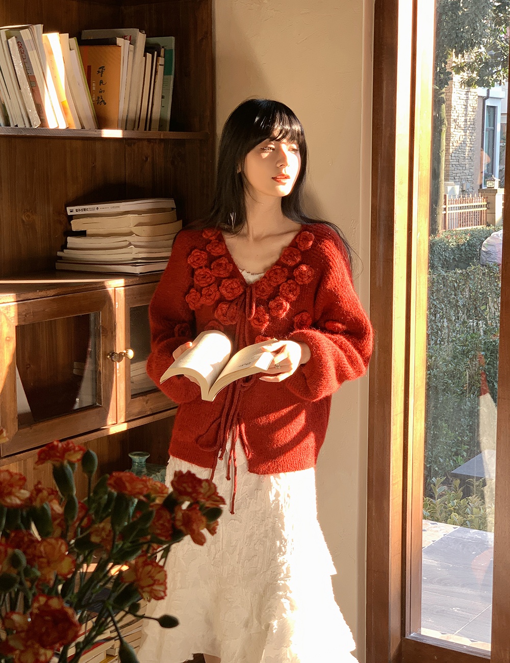 Spring V-neck frenum placket flowers sweater for women