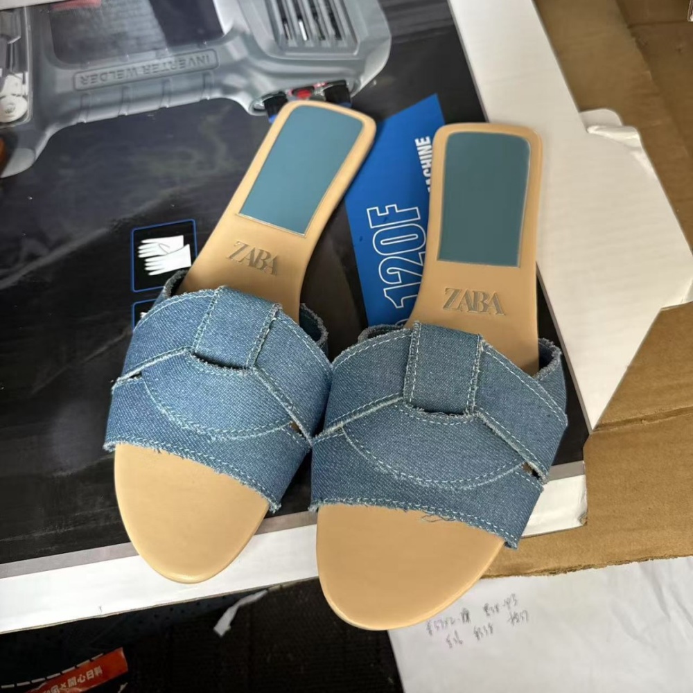 Square head flat wears outside cross slippers