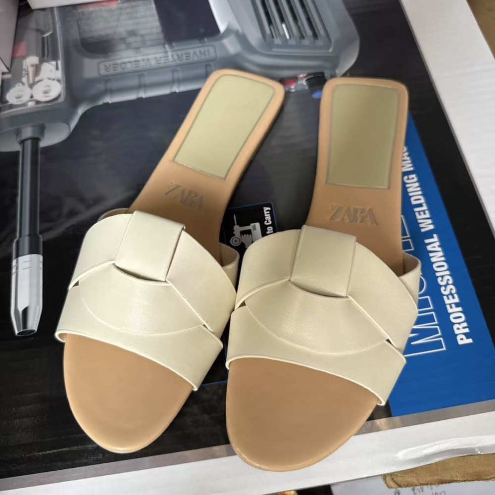 Square head flat wears outside cross slippers