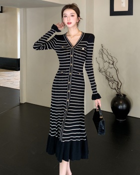 V-neck knitted dress wood ear slim long dress