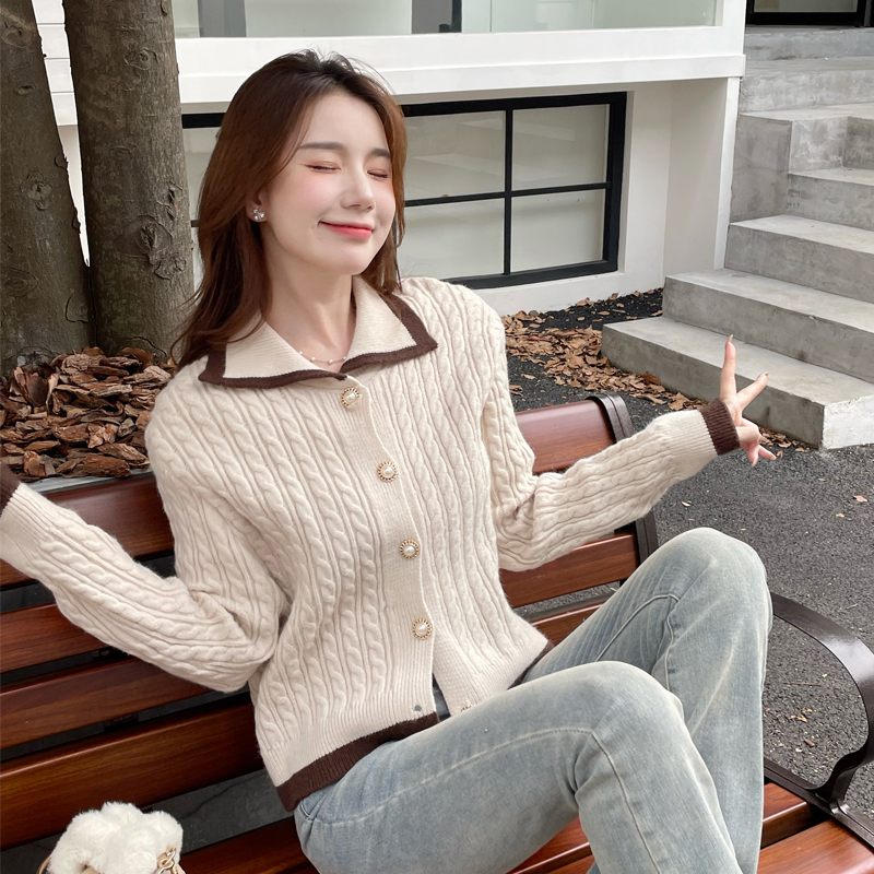Fashion loose retro cardigan wears outside lapel coat