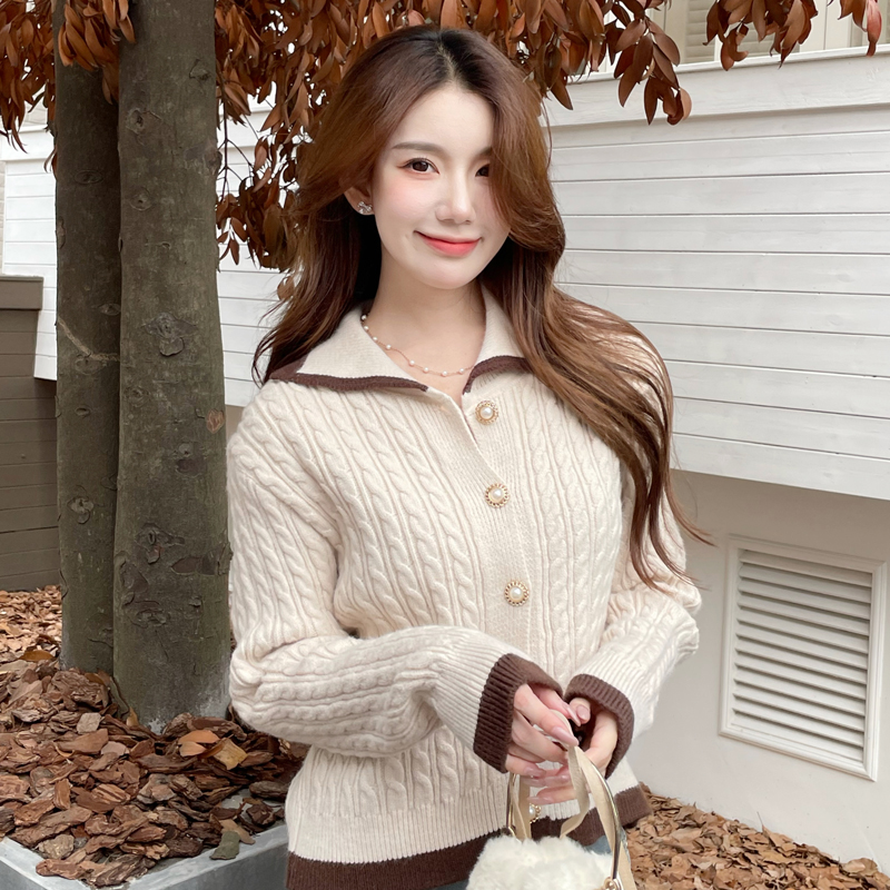 Fashion loose retro cardigan wears outside lapel coat