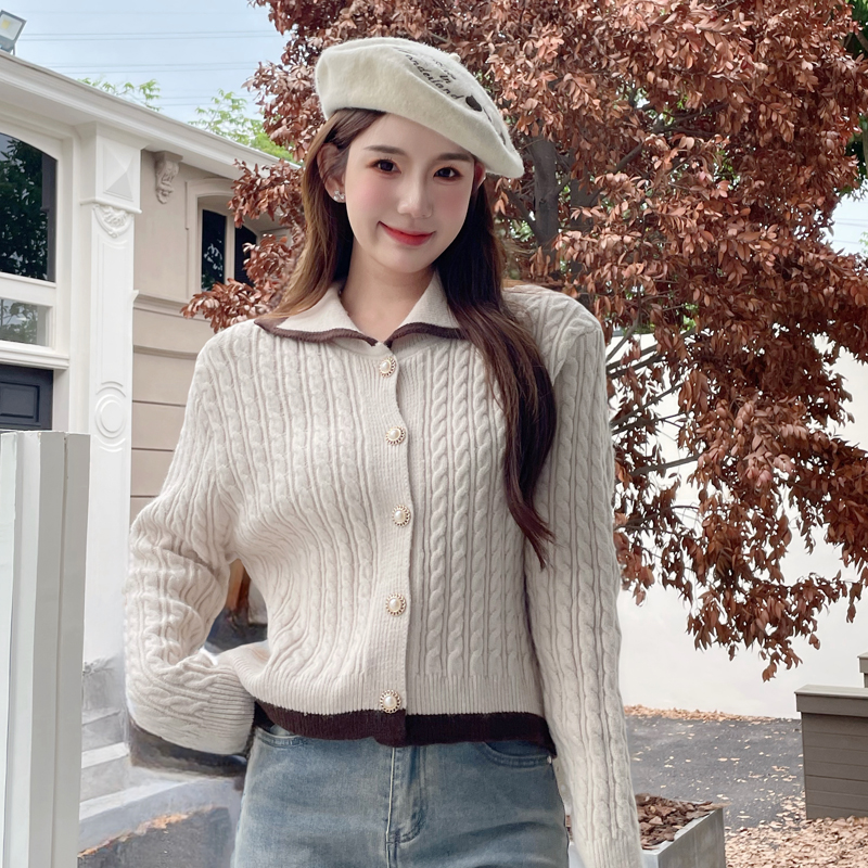 Fashion loose retro cardigan wears outside lapel coat