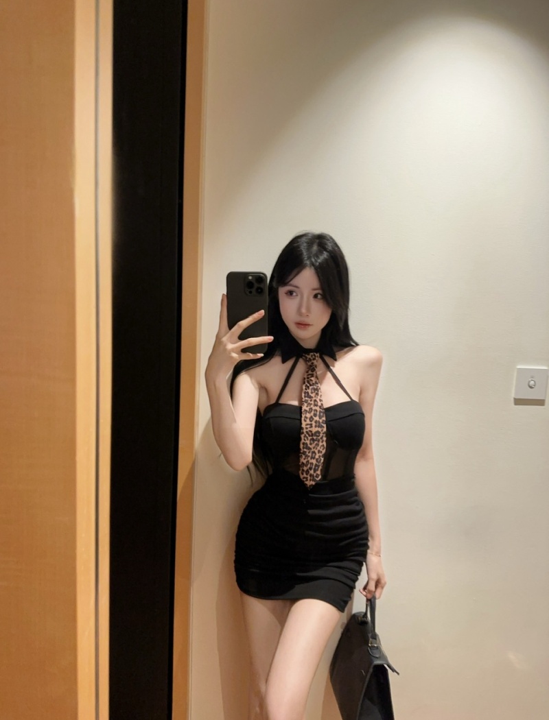 With tie bottoming strapless low-cut short tight dress