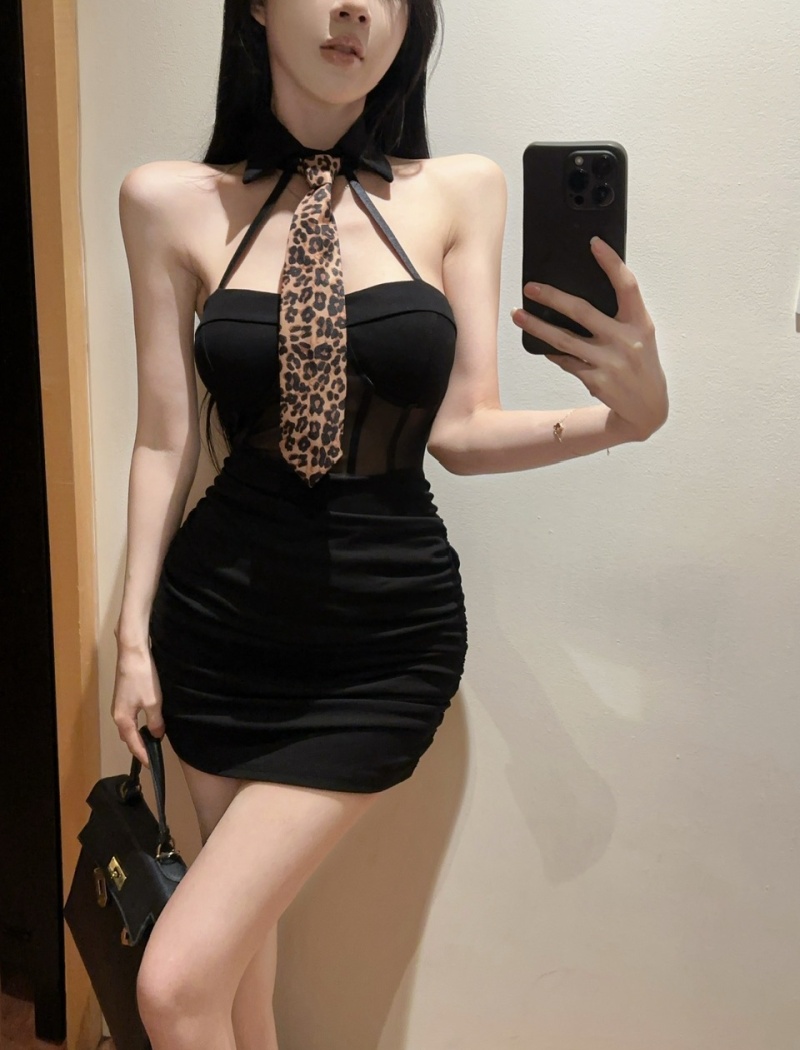 With tie bottoming strapless low-cut short tight dress