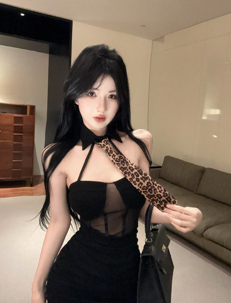 With tie bottoming strapless low-cut short tight dress