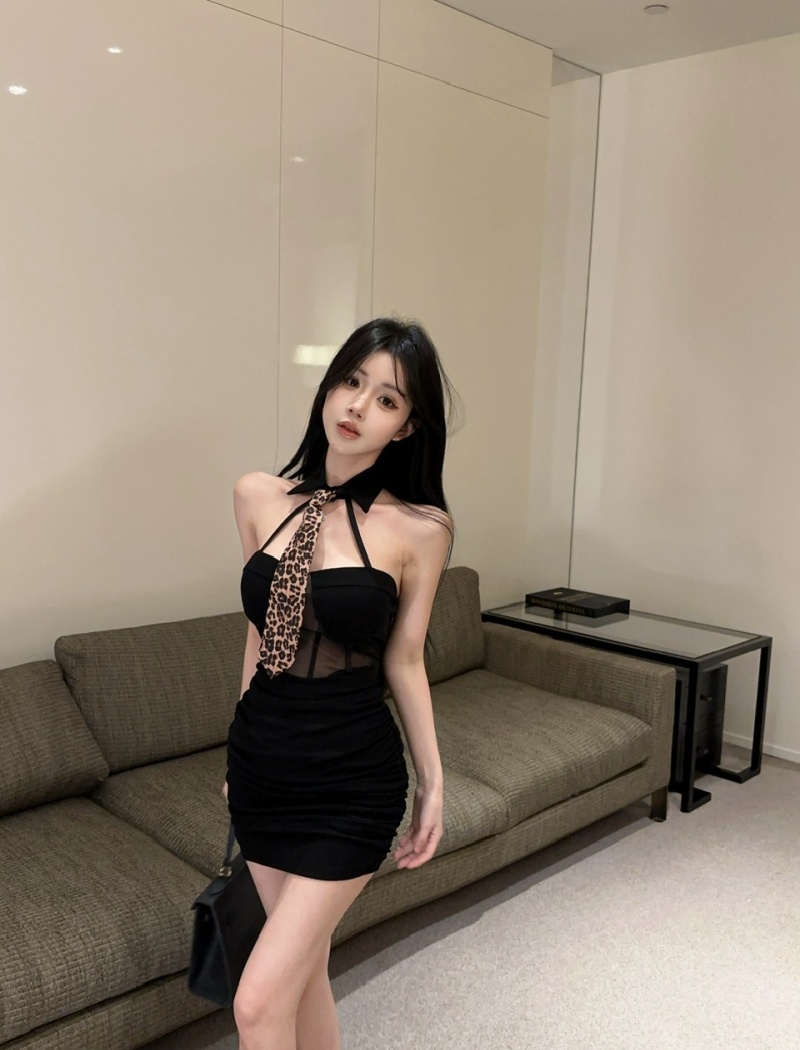 With tie bottoming strapless low-cut short tight dress