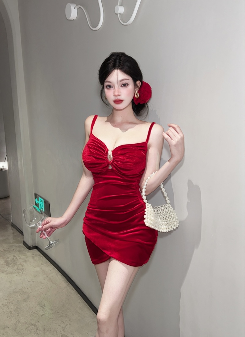 Low-cut strapless golden velvet short bottoming dress