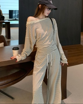 Black-white long pants tops a set