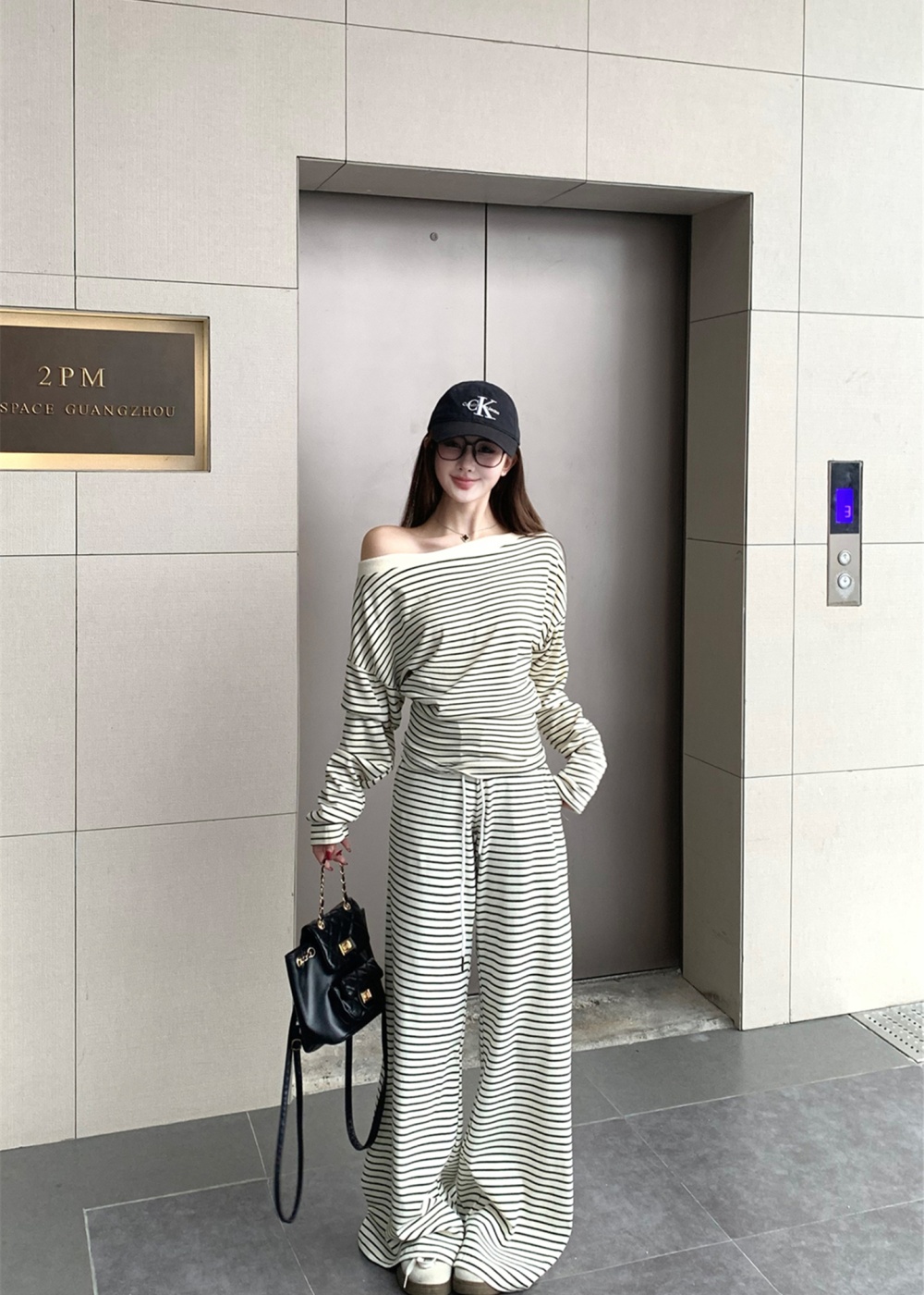 Black-white long pants tops a set