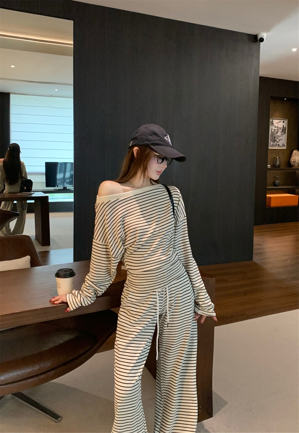 Black-white long pants tops a set