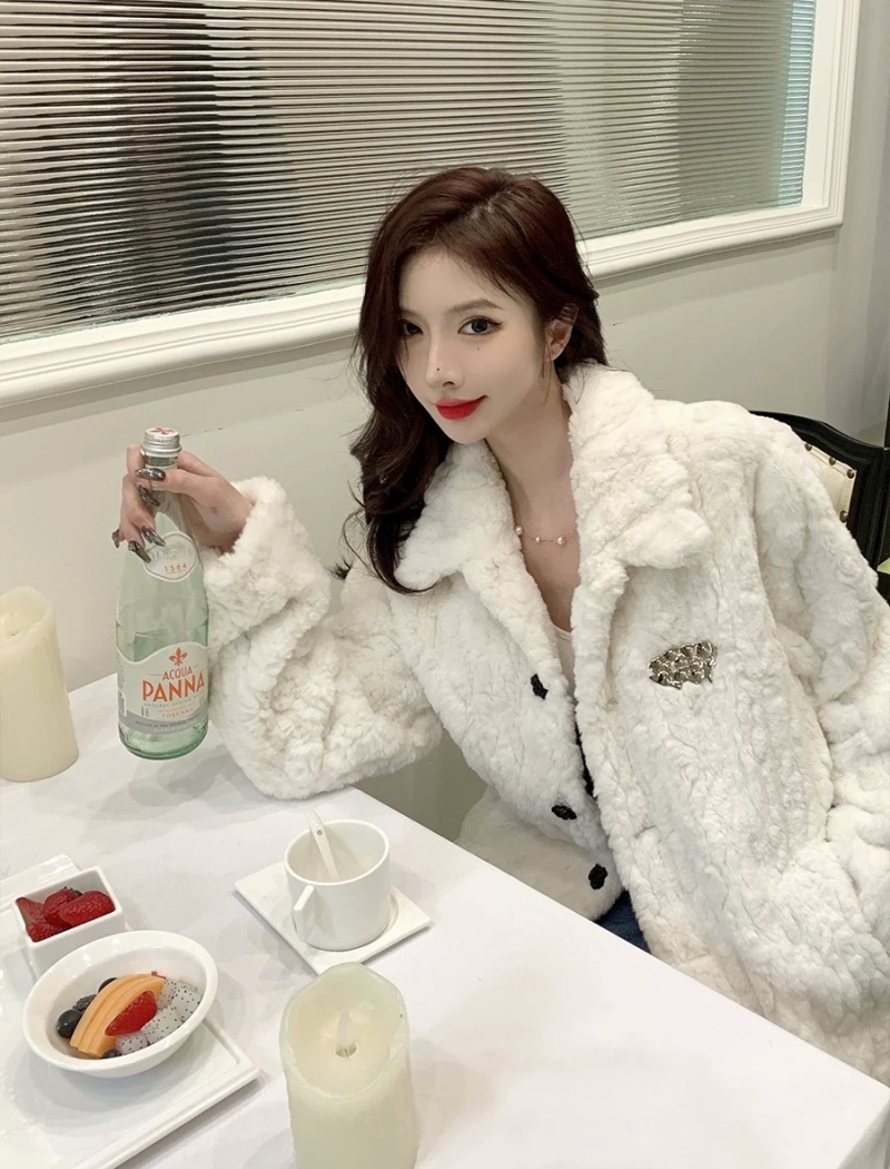 Autumn and winter white fur coat tender fluffy coat