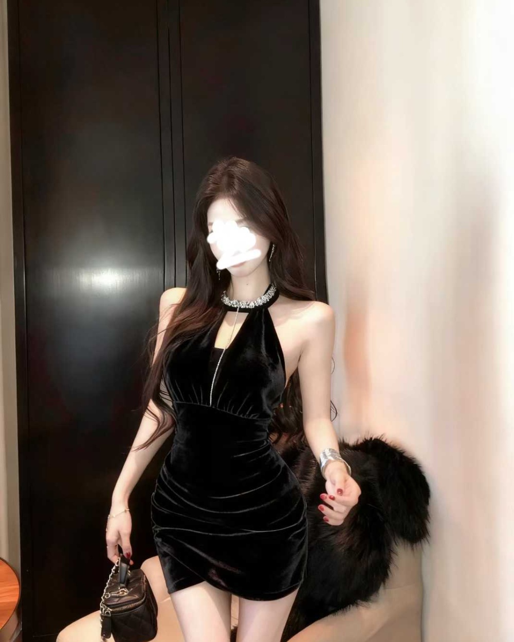 Slim velvet bottoming inside the ride halter dress