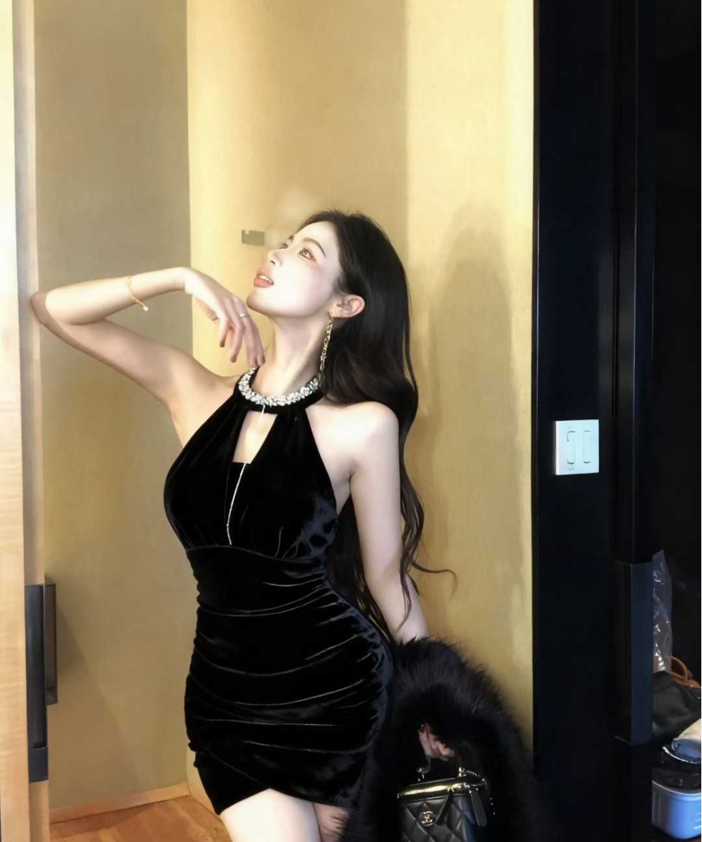 Slim velvet bottoming inside the ride halter dress